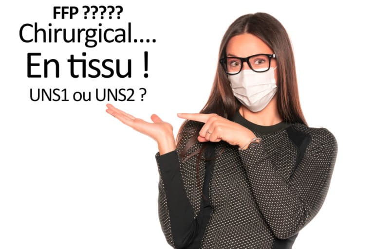 Femme expliquant les différences entre masques chirurgicaux FFP et tissu