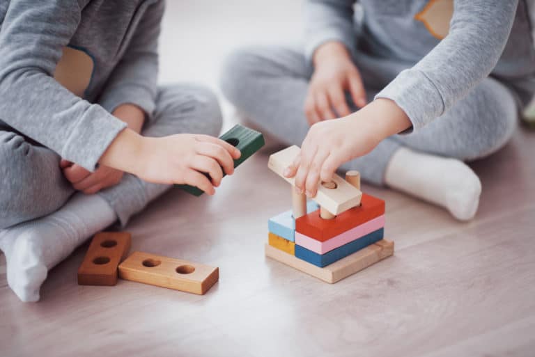 Enfant apprenant avec les méthodes Montessori et Loczy en crèche