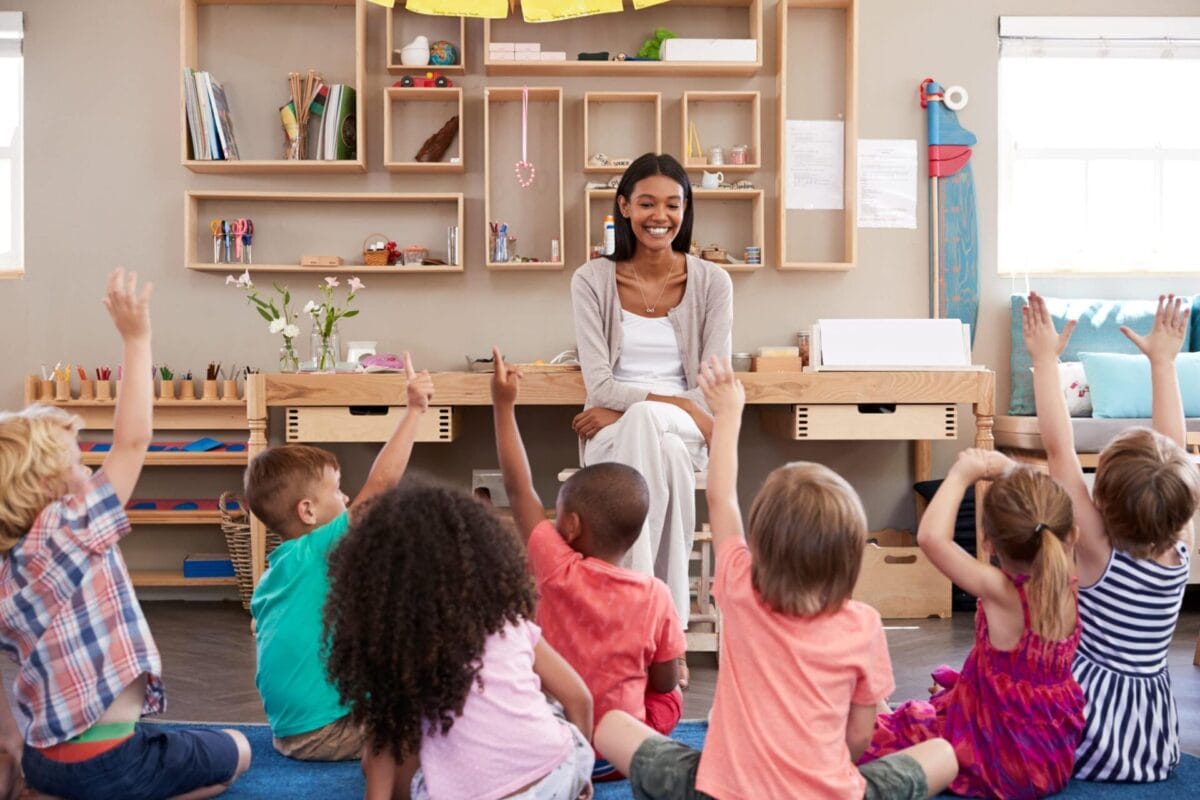 Aménagement d'une crèche selon la pédagogie Montessori avec mobilier adapté