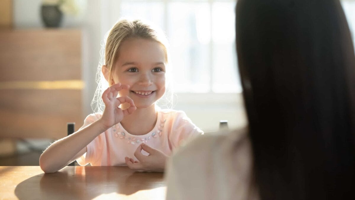 Portrait d'une petite fille expressive apprenant à communiquer sans parler