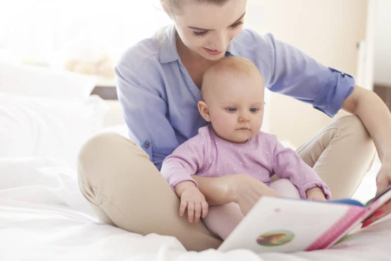 Grand-mère lisant une histoire à sa petite-fille pour le plaisir de la lecture