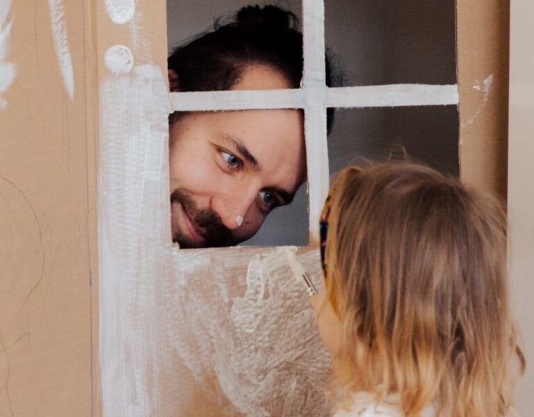 Père et fils bricolant ensemble pour la fête des pères