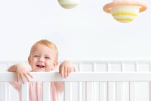 Bébé souriant dans un lit en crèche