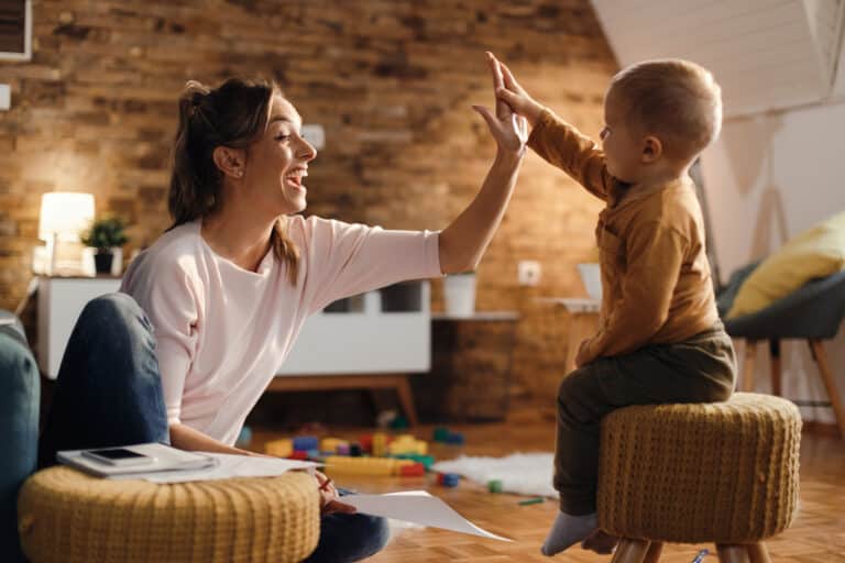 Mère joyeuse faisant un high-five avec son enfant