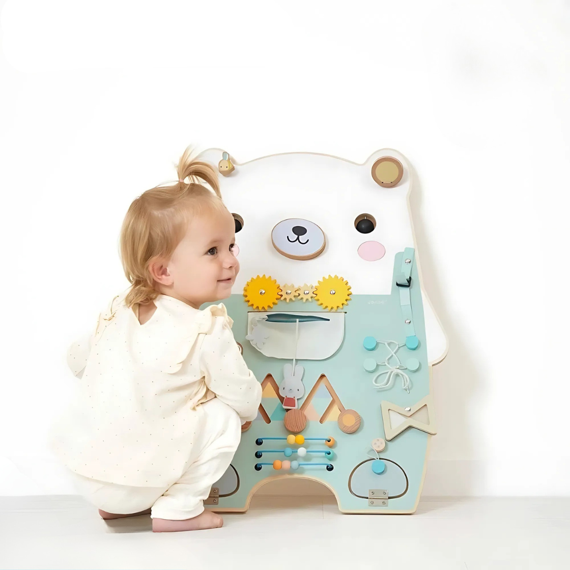 Le Prix des Parents 2025 récompense deux jouets en bois de Janod, parfaits pour accompagner le développement des tout-petits. Le chariot Lapin aide les bébés à faire leurs premiers pas tout en s’amusant, avec plusieurs activités d’éveil intégrées. Le panneau mural Ourson stimule la motricité fine et l’autonomie grâce à ses nombreux éléments sensoriels.