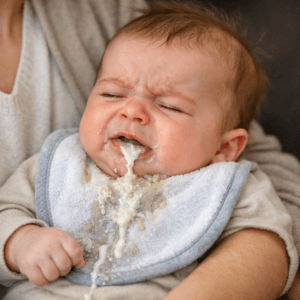 Les bébés régurgitent régulièrement.