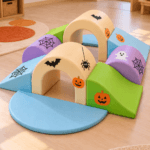 Parcours de motricité en mousse pastel décoré pour Halloween (citrouilles, chauves-souris) en crèche